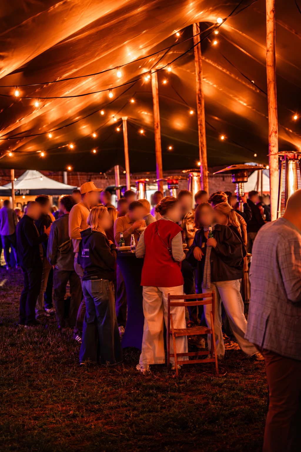 Avondfeest onder de stretchtent met warme lichtslingers